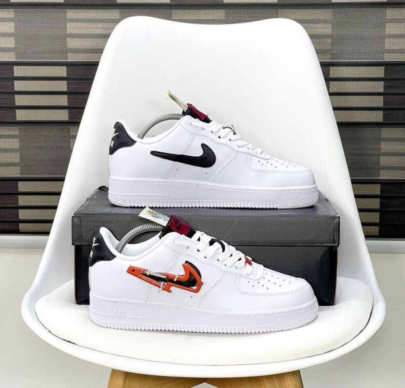 NIKE SNEAKERS