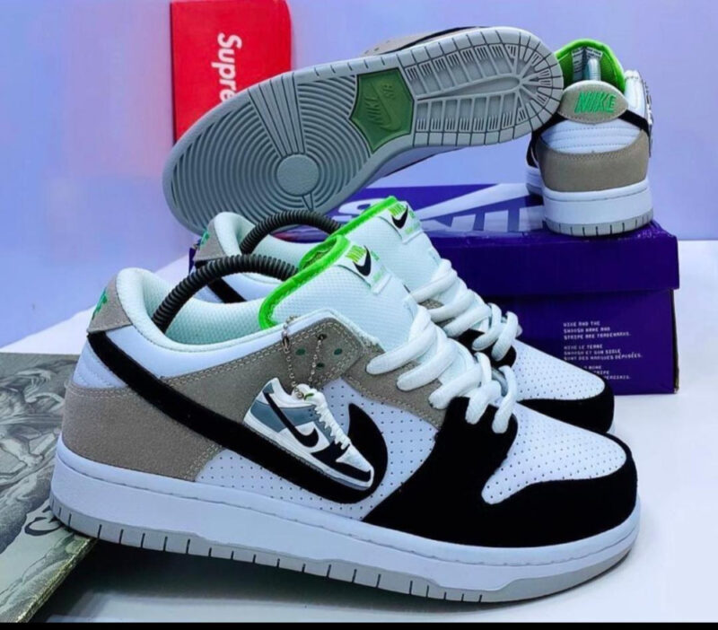 NIKE SNEAKERS